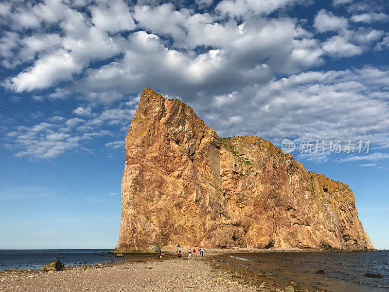 著名的Rocher Percé (Perce Rock)，在Percé，加斯比半岛的一部分，在加拿大省Québec。偶然出现的人在背景中可见。